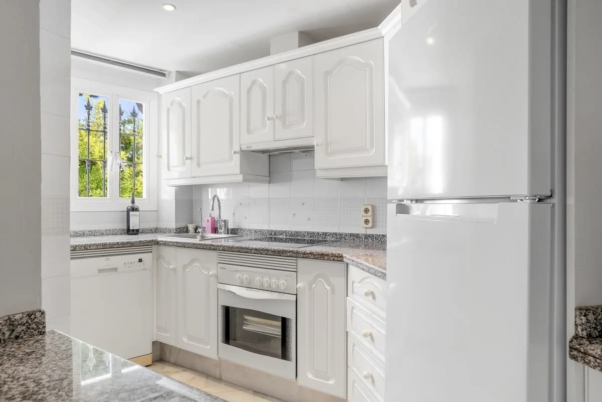 3 Bedroom Middle Floor Apartment for Sale in Elviria, Málaga - Image 8