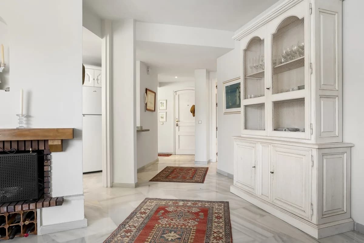 3 Bedroom Middle Floor Apartment for Sale in Elviria, Málaga - Image 9