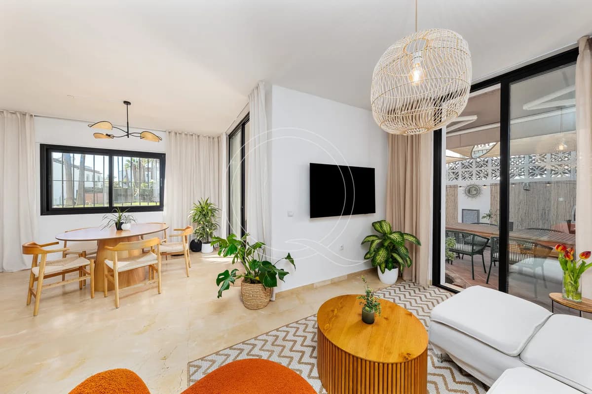 3 Bedroom Semi-Detached House for Sale in Estepona, Málaga - Image 4