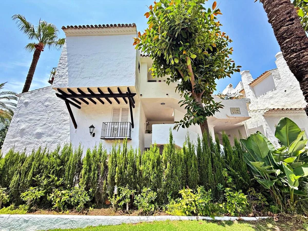 3 Bedroom Top Floor Apartment for Sale in Puerto Banús, Málaga