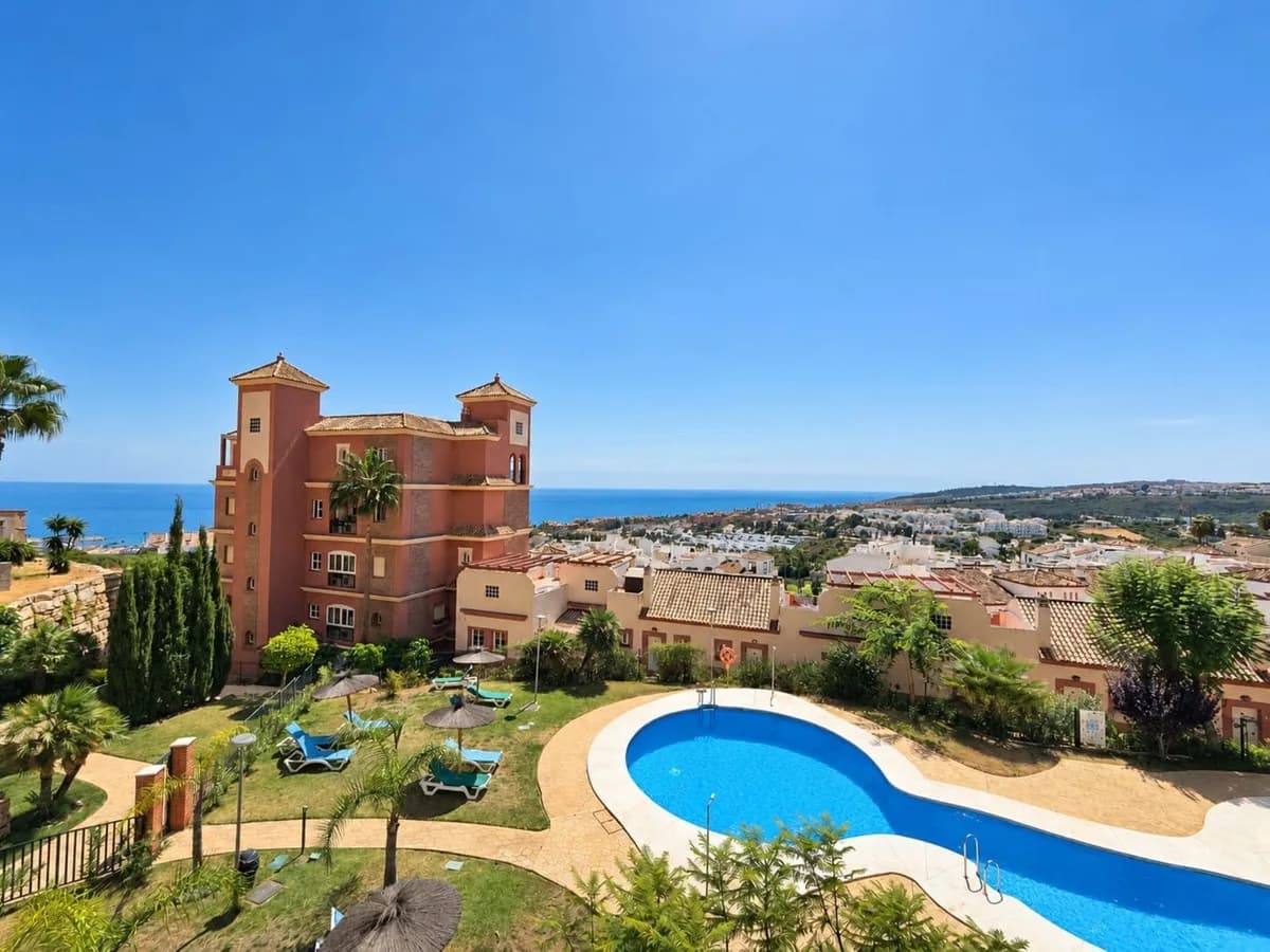 3 Bedroom Ground Floor Apartment for Sale in La Duquesa, Málaga