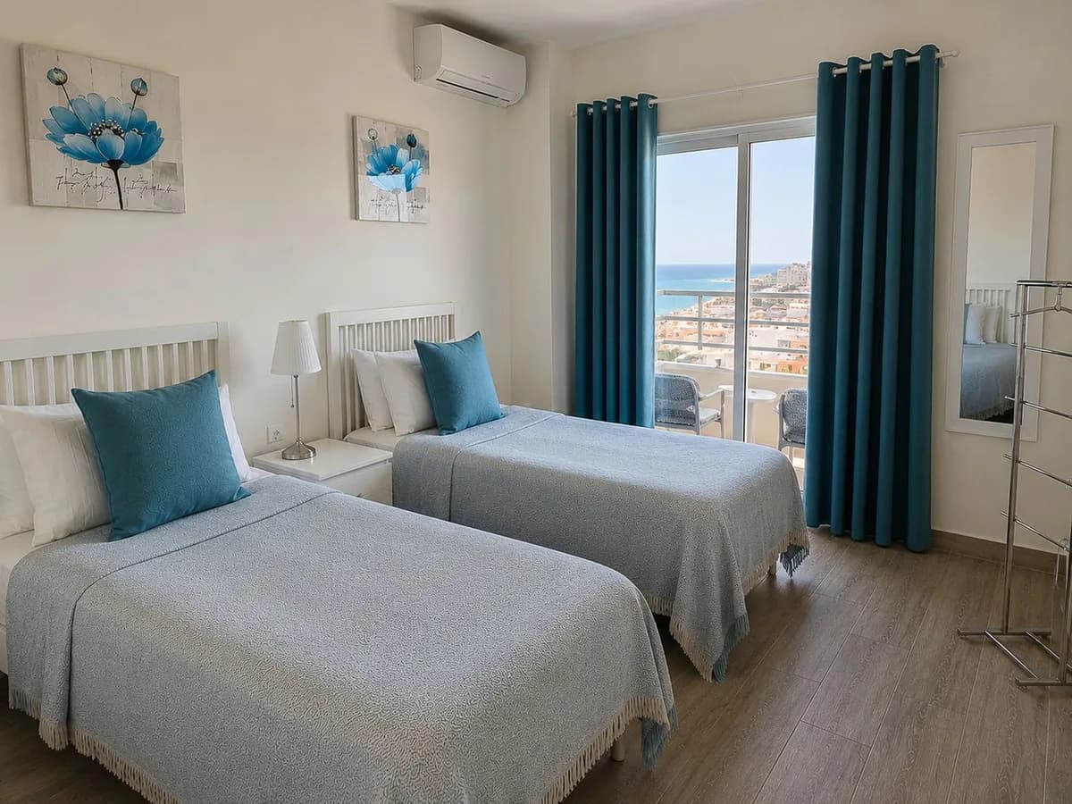 1 Bedroom Middle Floor Apartment for Sale in Fuengirola, Málaga - Image 2