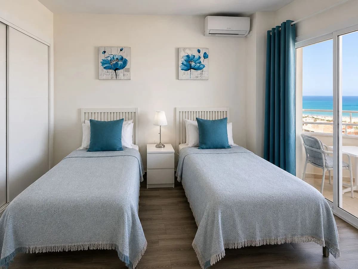 1 Bedroom Middle Floor Apartment for Sale in Fuengirola, Málaga - Image 3