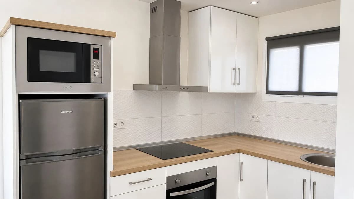 1 Bedroom Middle Floor Apartment for Sale in Fuengirola, Málaga - Image 5