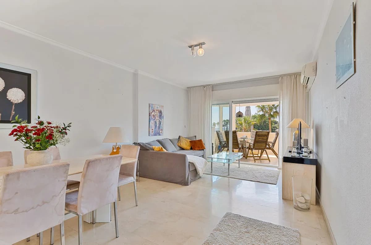 2 Bedroom Middle Floor Apartment for Sale in Fuengirola, Málaga - Image 2