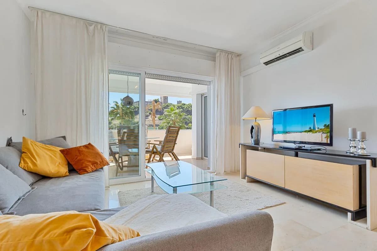 2 Bedroom Middle Floor Apartment for Sale in Fuengirola, Málaga - Image 3
