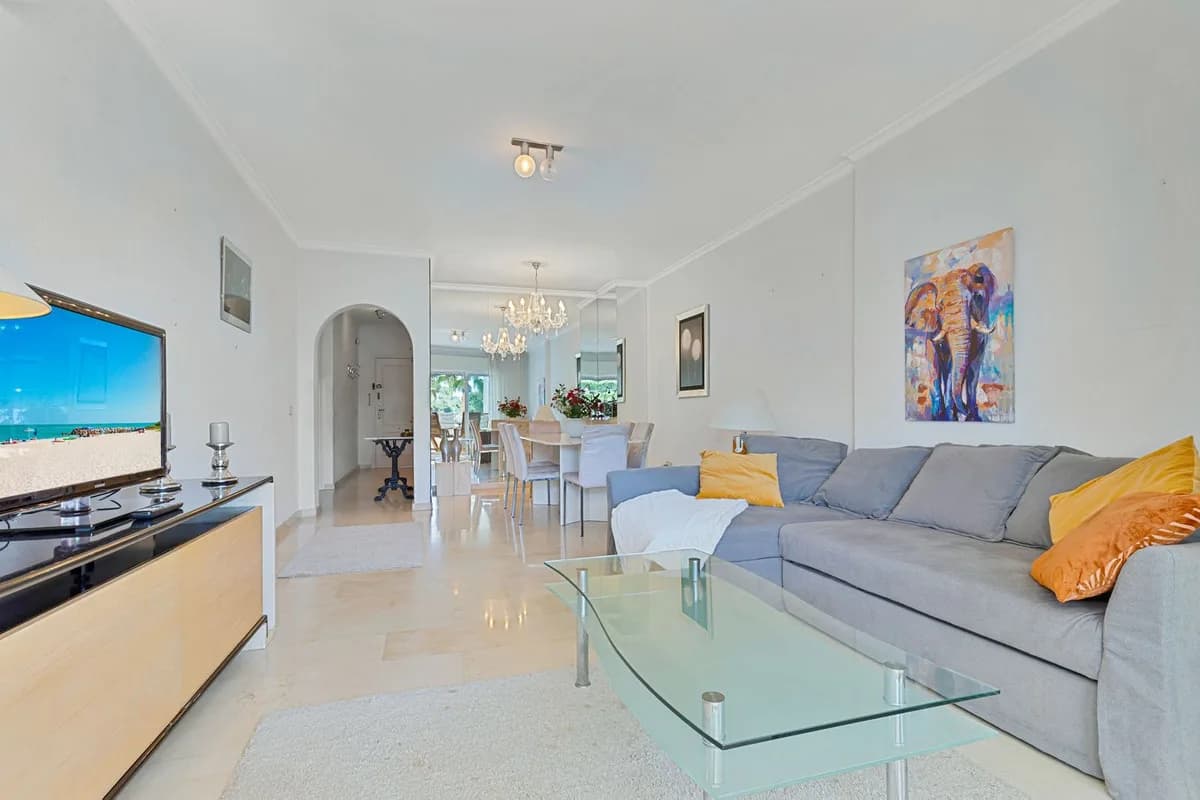 2 Bedroom Middle Floor Apartment for Sale in Fuengirola, Málaga - Image 4