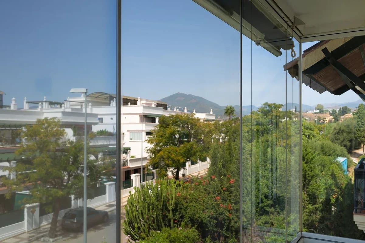 2 Bedroom Middle Floor Apartment for Sale in Nueva Andalucía, Málaga - Image 8