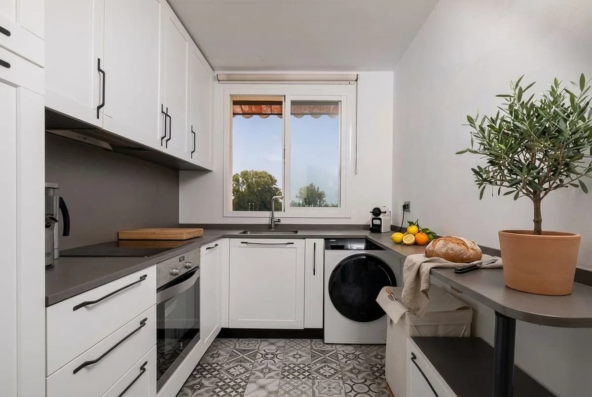 2 Bedroom Middle Floor Apartment for Sale in Nueva Andalucía, Málaga - Image 9