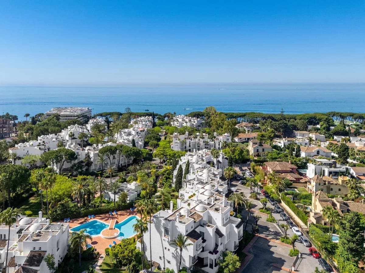 4 Bedroom Ground Floor Apartment for Sale in Marbella, Málaga