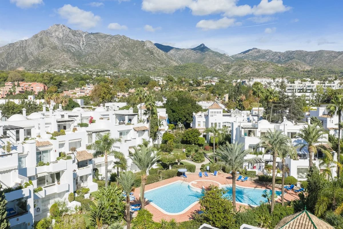 4 Bedroom Ground Floor Apartment for Sale in Marbella, Málaga - Image 2