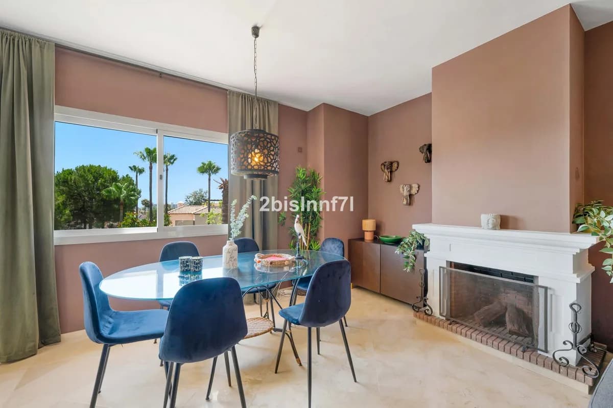 3 Bedroom Middle Floor Apartment for Sale in Nueva Andalucía, Málaga - Image 5