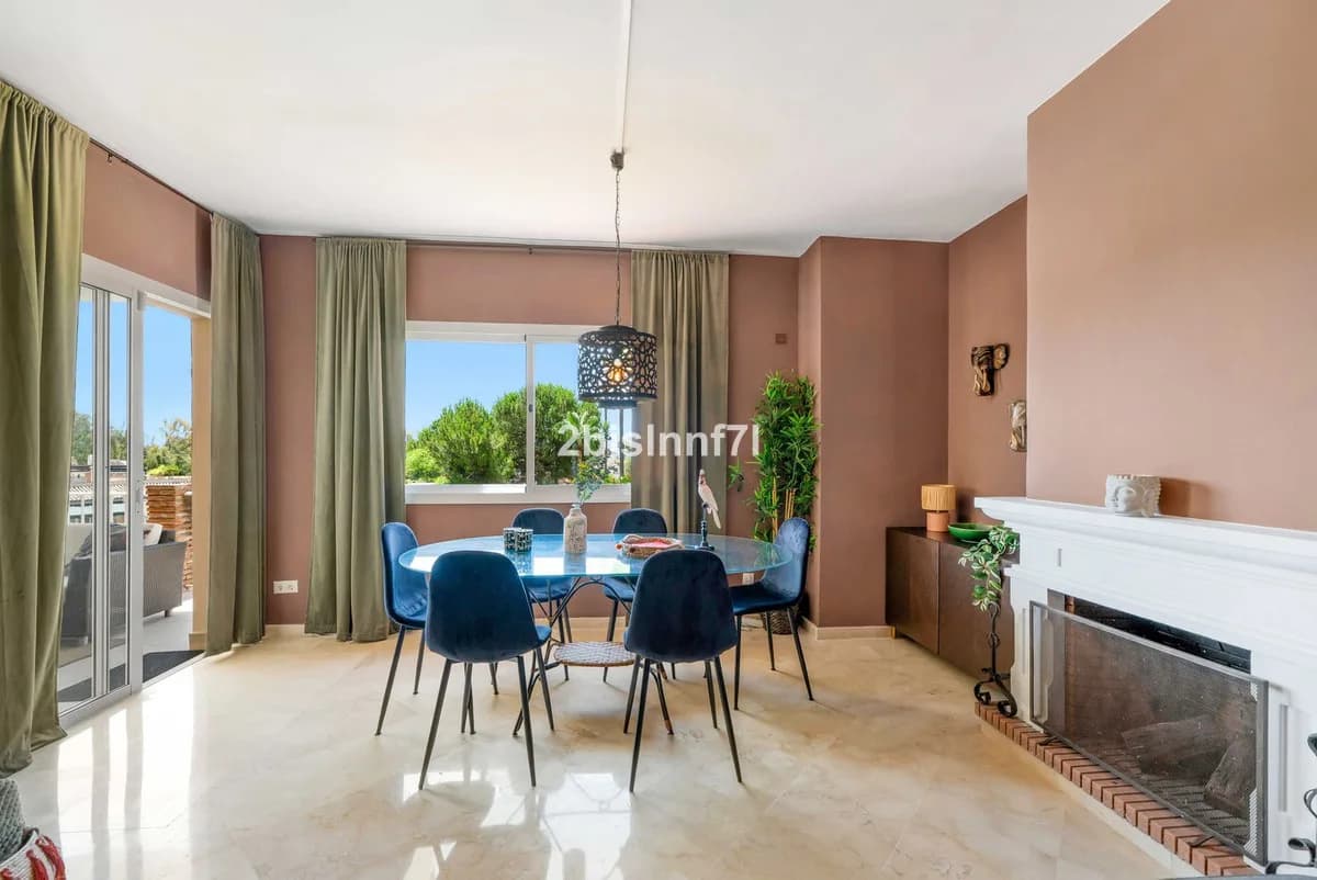 3 Bedroom Middle Floor Apartment for Sale in Nueva Andalucía, Málaga - Image 6