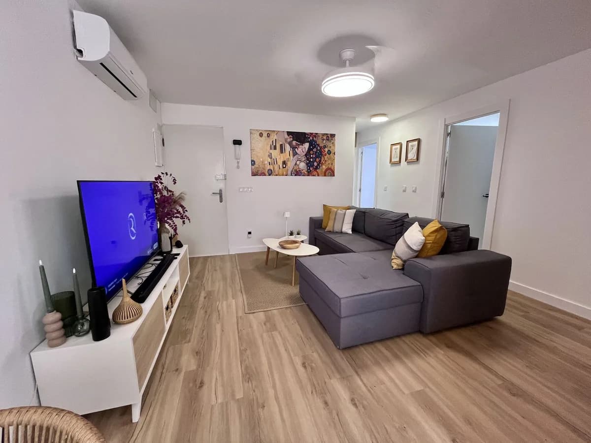 3 Bedroom Middle Floor Apartment for Sale in Torremolinos, Málaga - Image 2