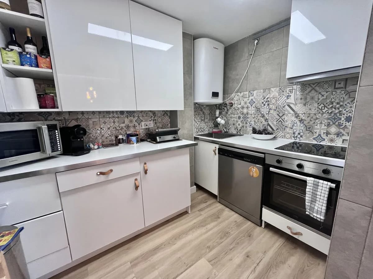 3 Bedroom Middle Floor Apartment for Sale in Torremolinos, Málaga - Image 3