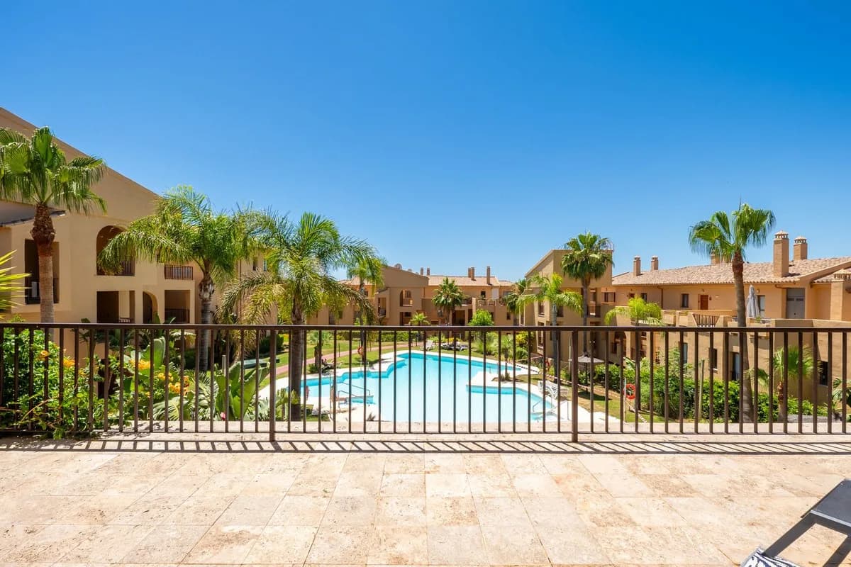 2 Bedroom Middle Floor Apartment for Sale in Benahavís, Málaga - Image 2