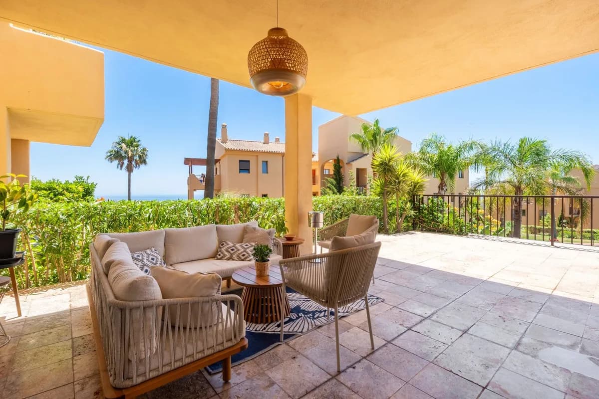 2 Bedroom Middle Floor Apartment for Sale in Benahavís, Málaga - Image 3