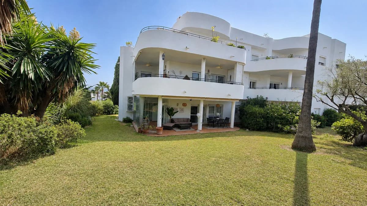 2 Bedroom Middle Floor Apartment for Sale in Estepona, Málaga