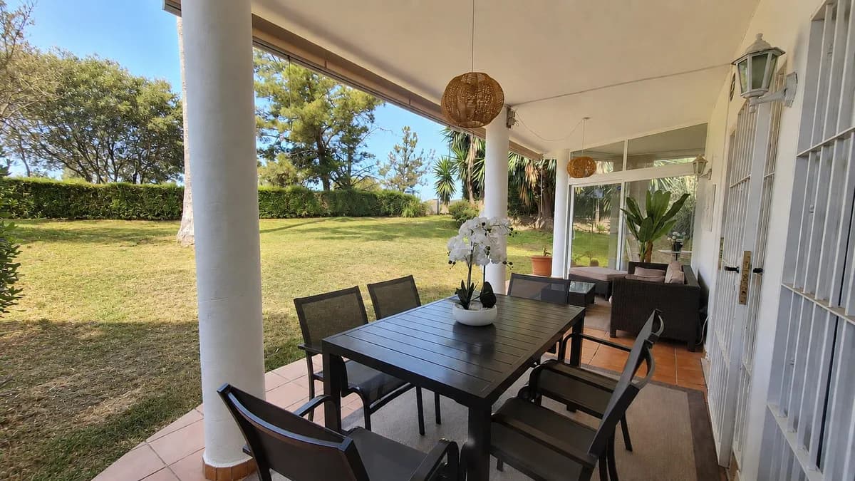 2 Bedroom Middle Floor Apartment for Sale in Estepona, Málaga - Image 2