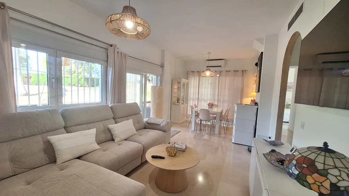2 Bedroom Middle Floor Apartment for Sale in Estepona, Málaga - Image 3