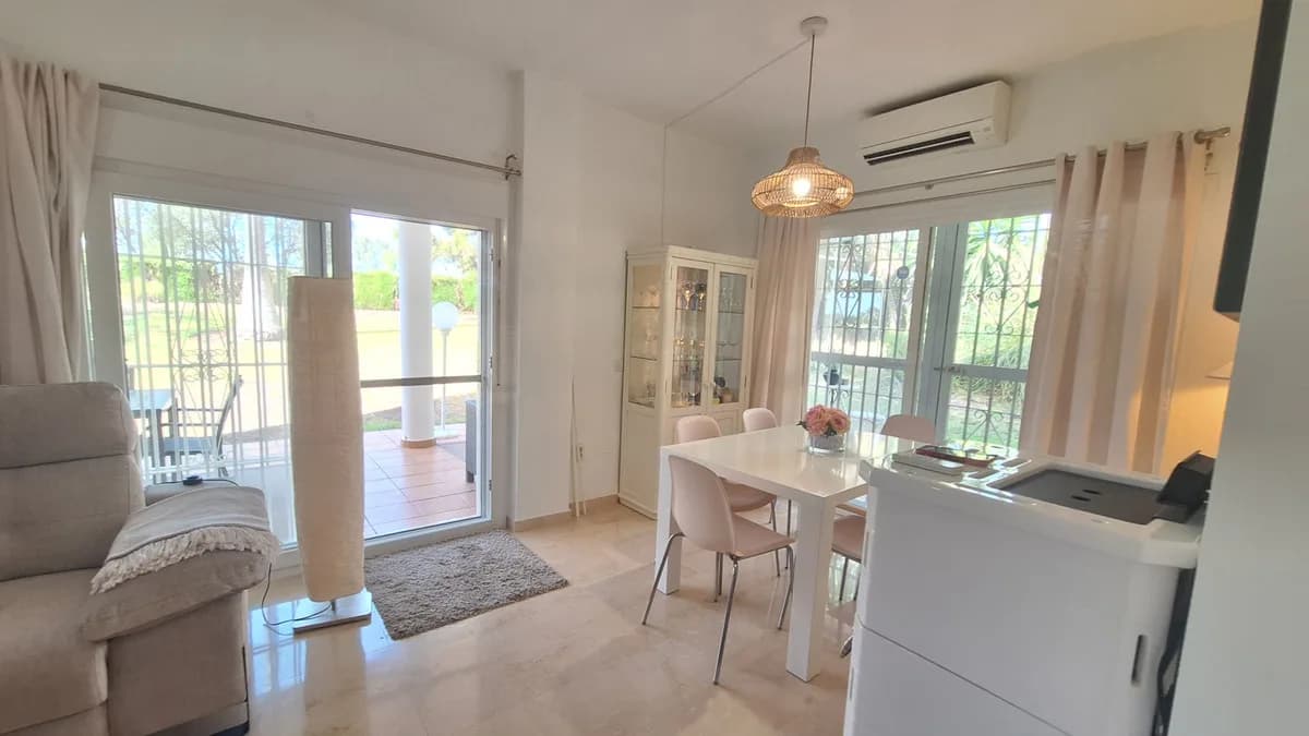 2 Bedroom Middle Floor Apartment for Sale in Estepona, Málaga - Image 4
