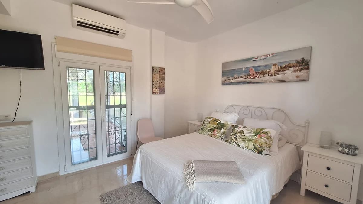 2 Bedroom Middle Floor Apartment for Sale in Estepona, Málaga - Image 5