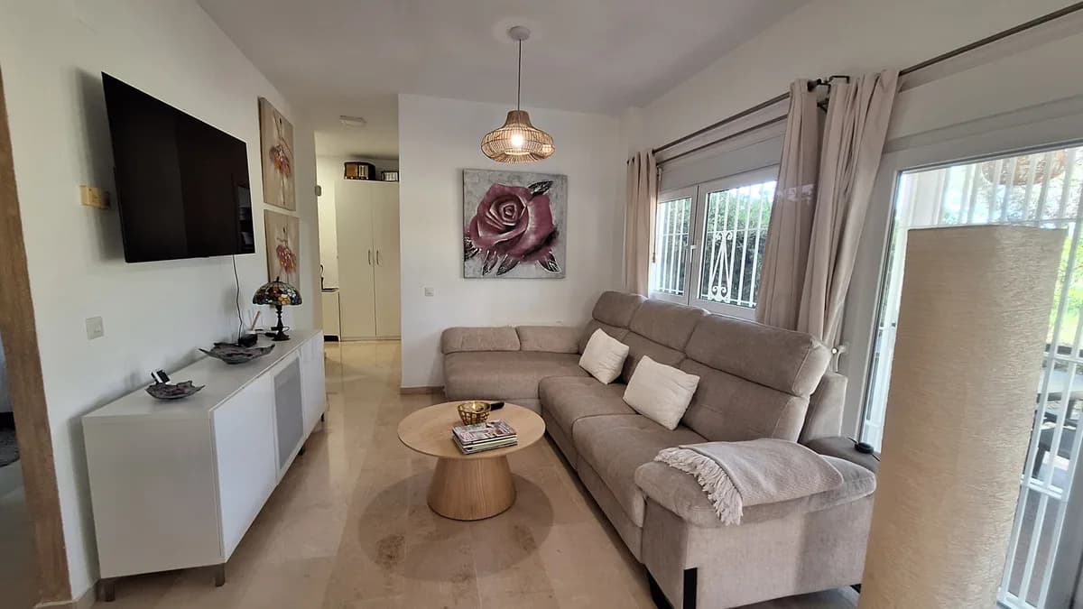 2 Bedroom Middle Floor Apartment for Sale in Estepona, Málaga - Image 6