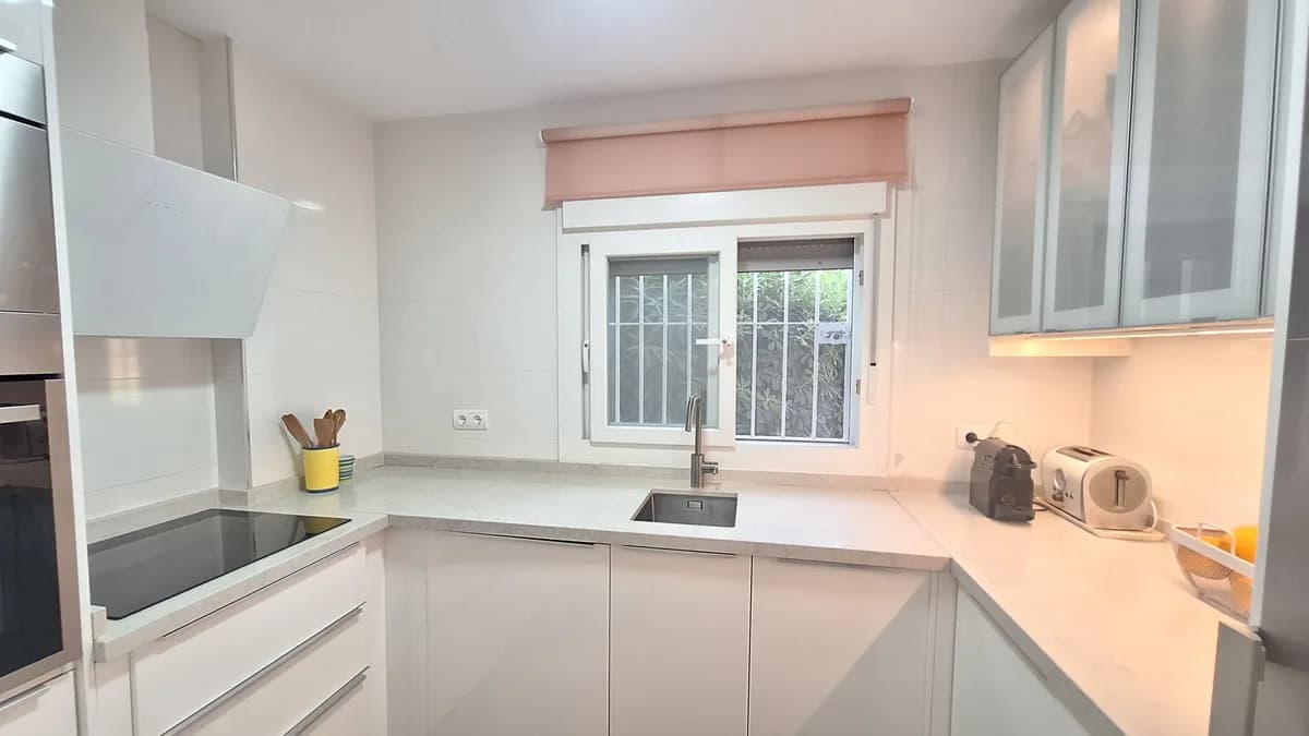 2 Bedroom Middle Floor Apartment for Sale in Estepona, Málaga - Image 7