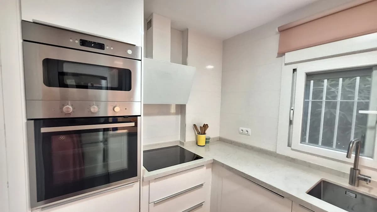 2 Bedroom Middle Floor Apartment for Sale in Estepona, Málaga - Image 8