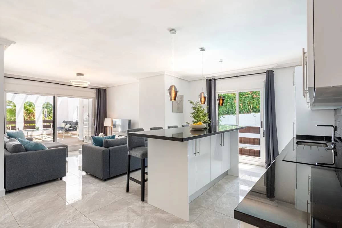3 Bedroom Middle Floor Apartment for Sale in Nueva Andalucía, Málaga - Image 2