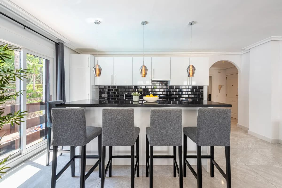 3 Bedroom Middle Floor Apartment for Sale in Nueva Andalucía, Málaga - Image 3