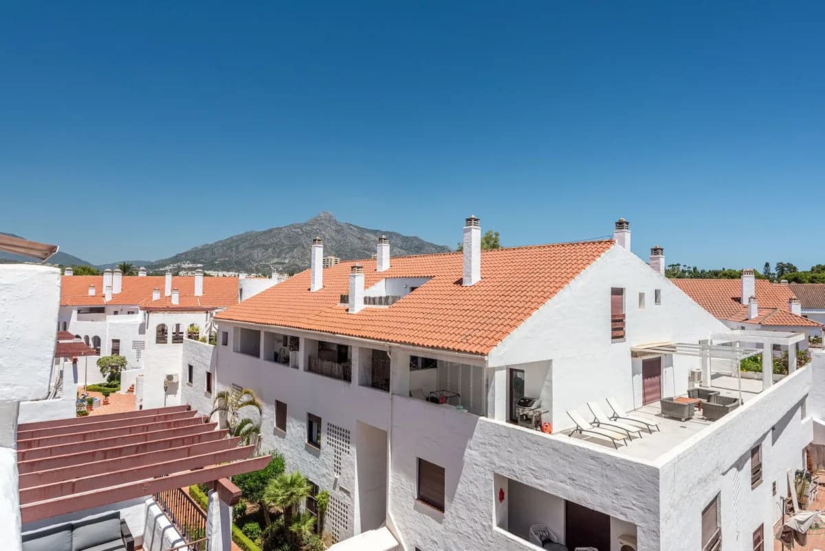 3 Bedroom Middle Floor Apartment for Sale in Nueva Andalucía, Málaga - Image 8
