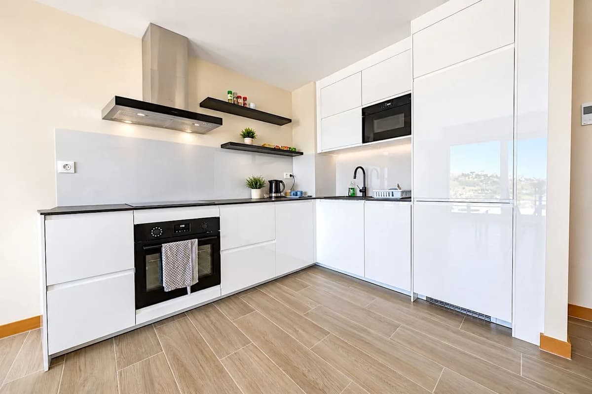 2 Bedroom Middle Floor Apartment for Sale in Estepona, Málaga - Image 5