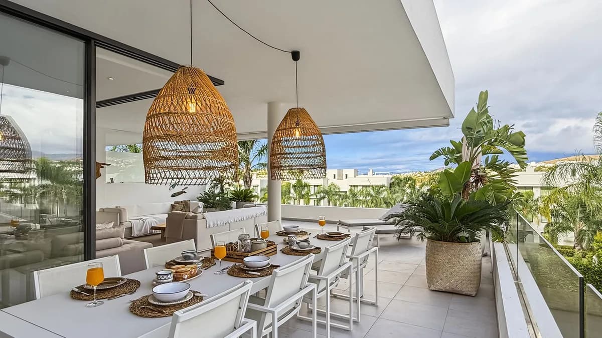 3 Bedroom Middle Floor Apartment for Sale in Estepona, Málaga