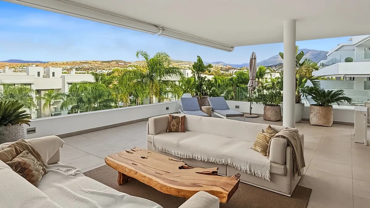 3 Bedroom Middle Floor Apartment for Sale in Estepona, Málaga - Image 2