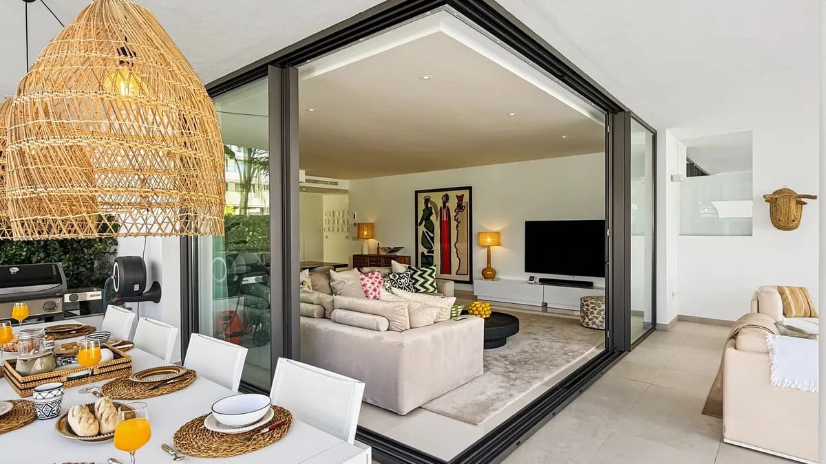 3 Bedroom Middle Floor Apartment for Sale in Estepona, Málaga - Image 3