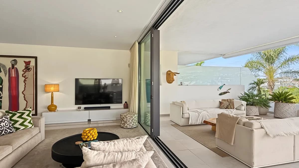 3 Bedroom Middle Floor Apartment for Sale in Estepona, Málaga - Image 4