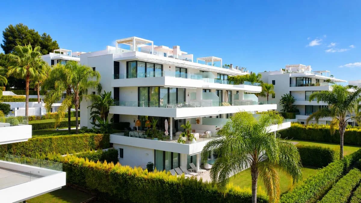 3 Bedroom Middle Floor Apartment for Sale in Estepona, Málaga - Image 5