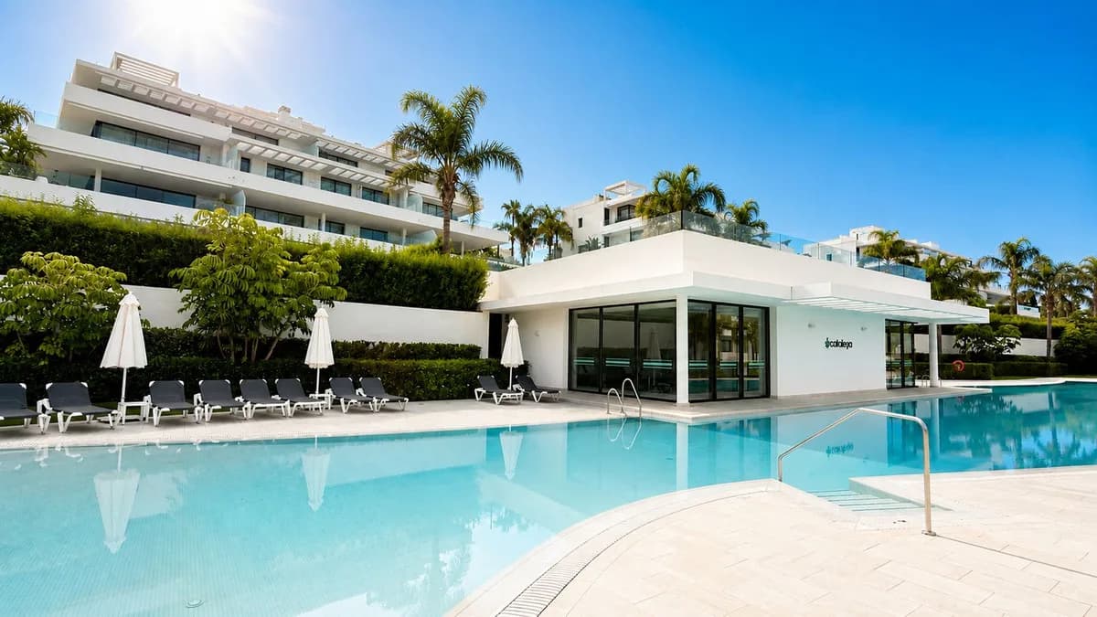3 Bedroom Middle Floor Apartment for Sale in Estepona, Málaga - Image 6
