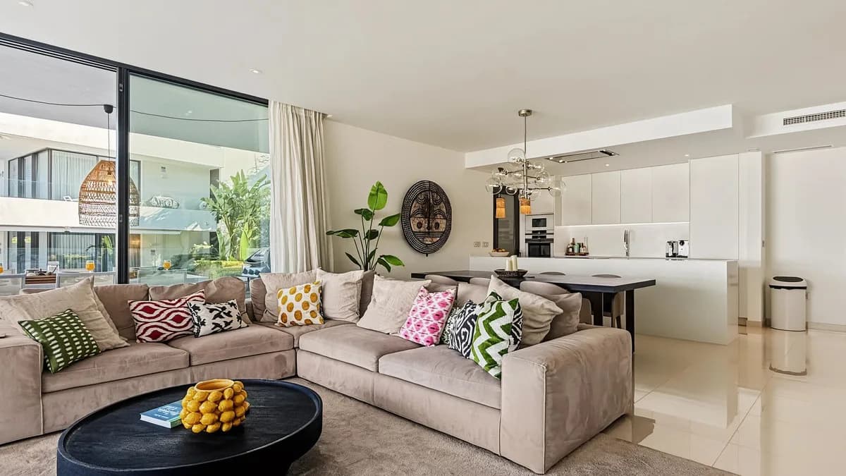 3 Bedroom Middle Floor Apartment for Sale in Estepona, Málaga - Image 7
