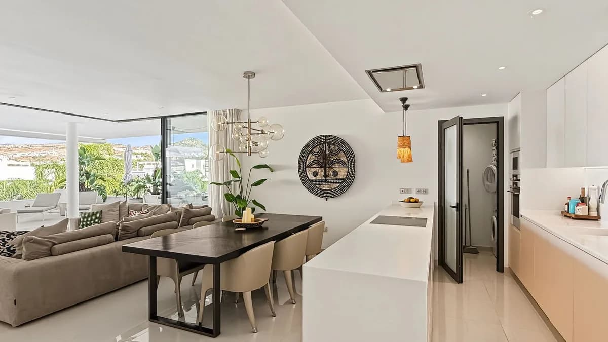 3 Bedroom Middle Floor Apartment for Sale in Estepona, Málaga - Image 8