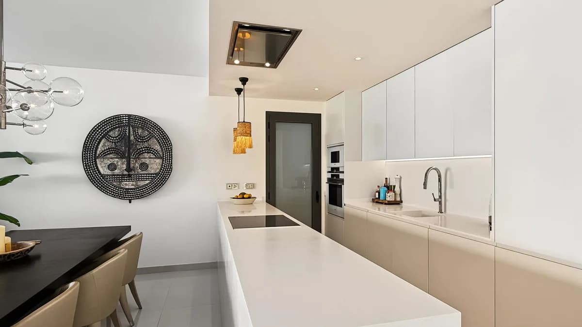 3 Bedroom Middle Floor Apartment for Sale in Estepona, Málaga - Image 9