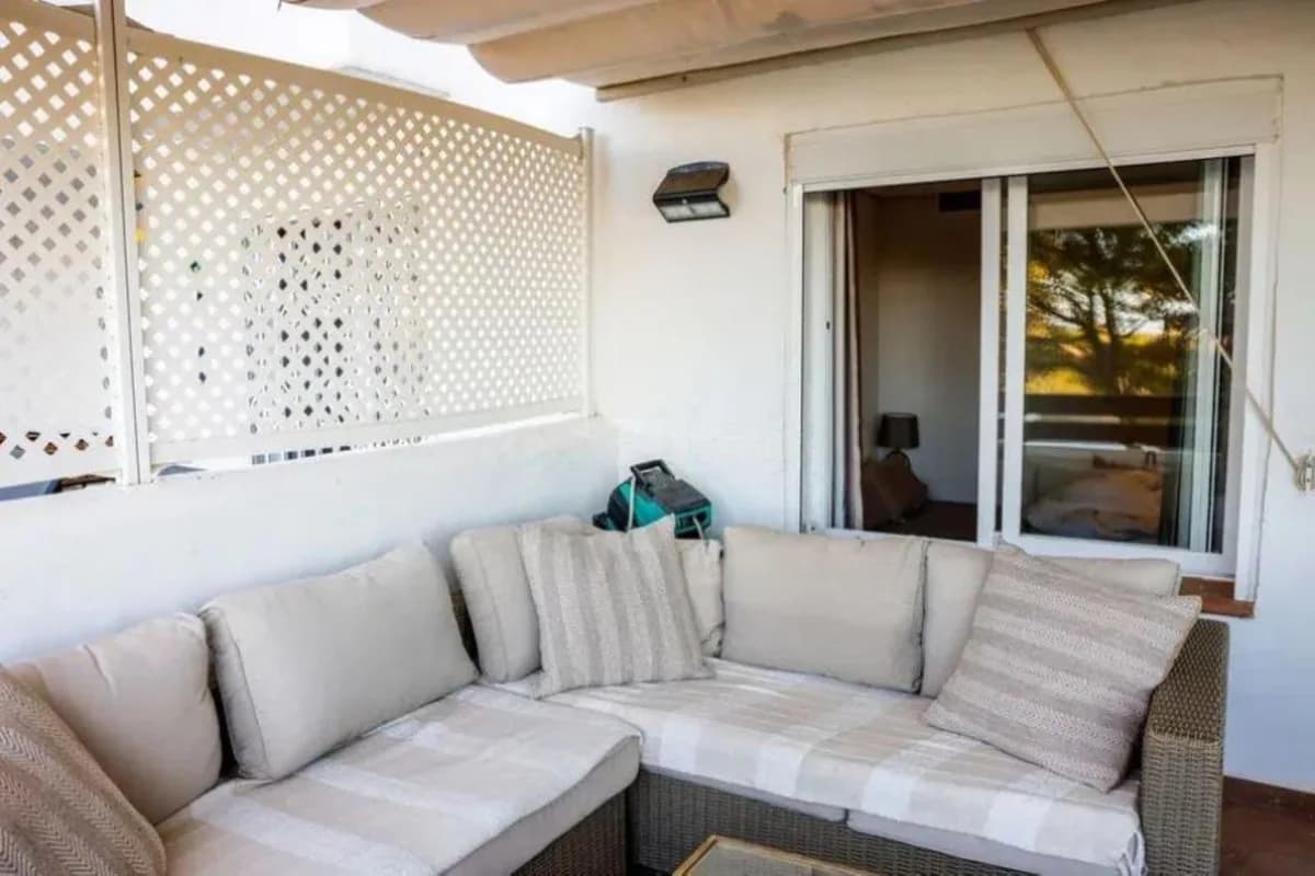 2 Bedroom Middle Floor Apartment for Sale in Selwo, Málaga - Image 2