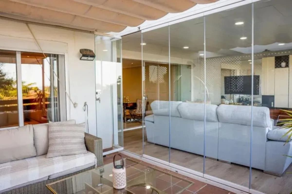 2 Bedroom Middle Floor Apartment for Sale in Selwo, Málaga - Image 3