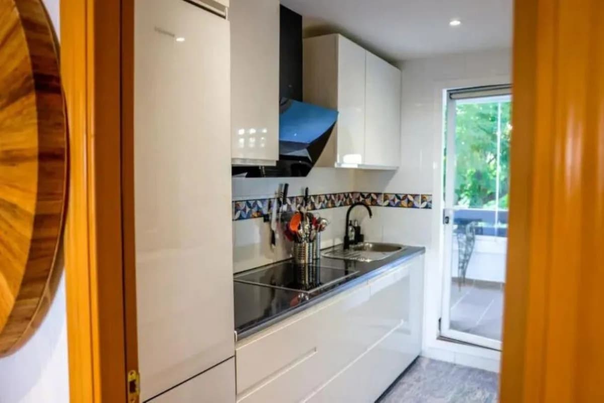 2 Bedroom Middle Floor Apartment for Sale in Selwo, Málaga - Image 4