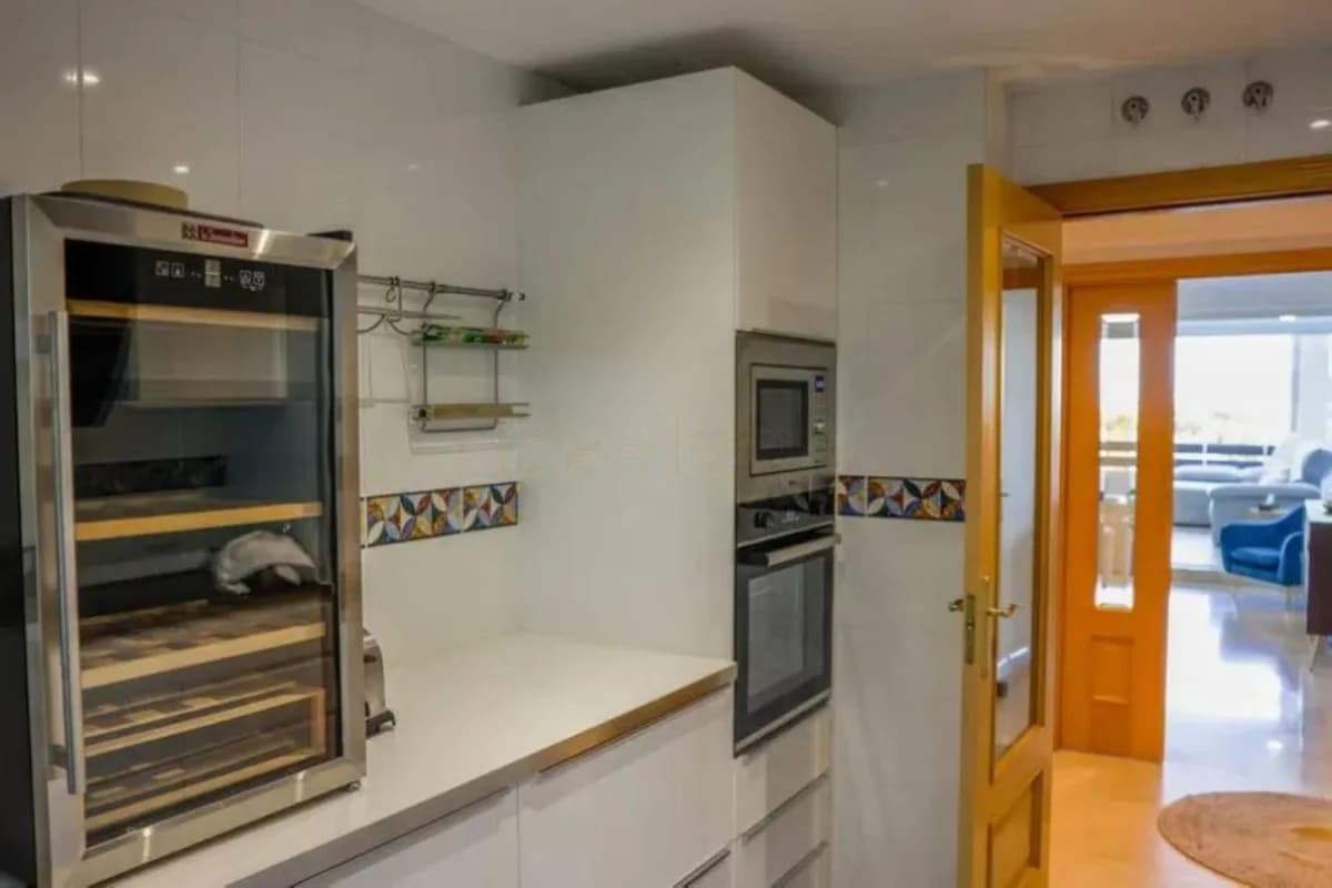 2 Bedroom Middle Floor Apartment for Sale in Selwo, Málaga - Image 5