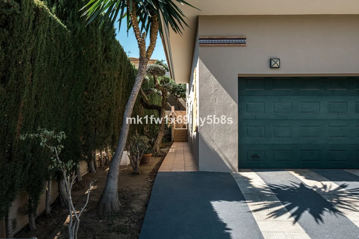 5 Bedroom Detached Villa for Sale in Alhaurín de la Torre, Málaga - Image 5