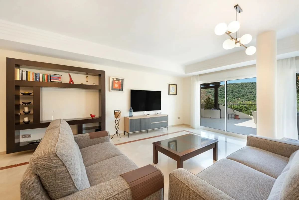3 Bedroom Ground Floor Apartment for Sale in San Roque, Cádiz - Image 2