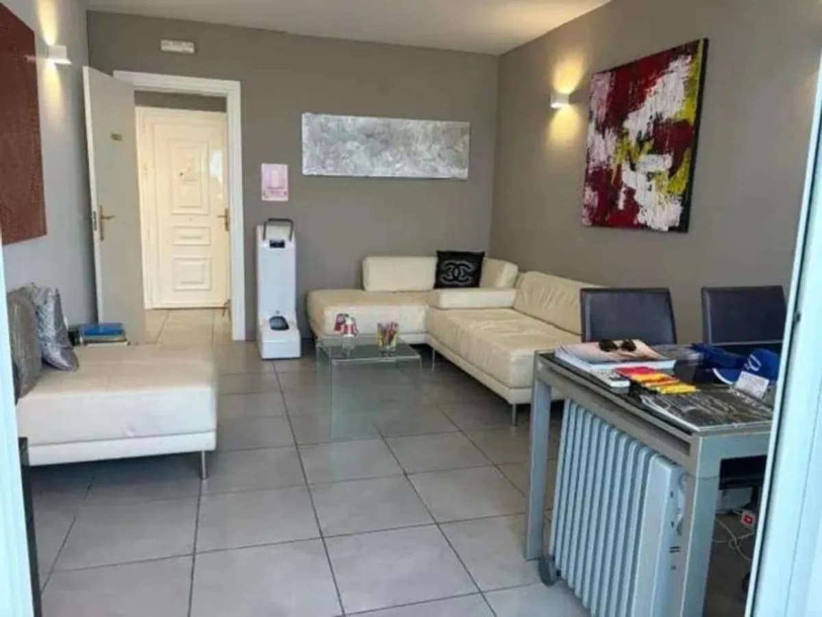 1 Bedroom Middle Floor Apartment for Sale in Marbella, Málaga - Image 2