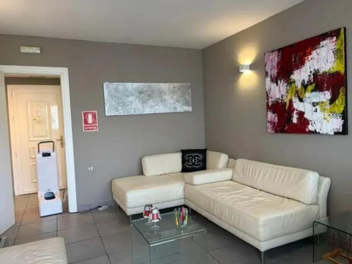 1 Bedroom Middle Floor Apartment for Sale in Marbella, Málaga - Image 3